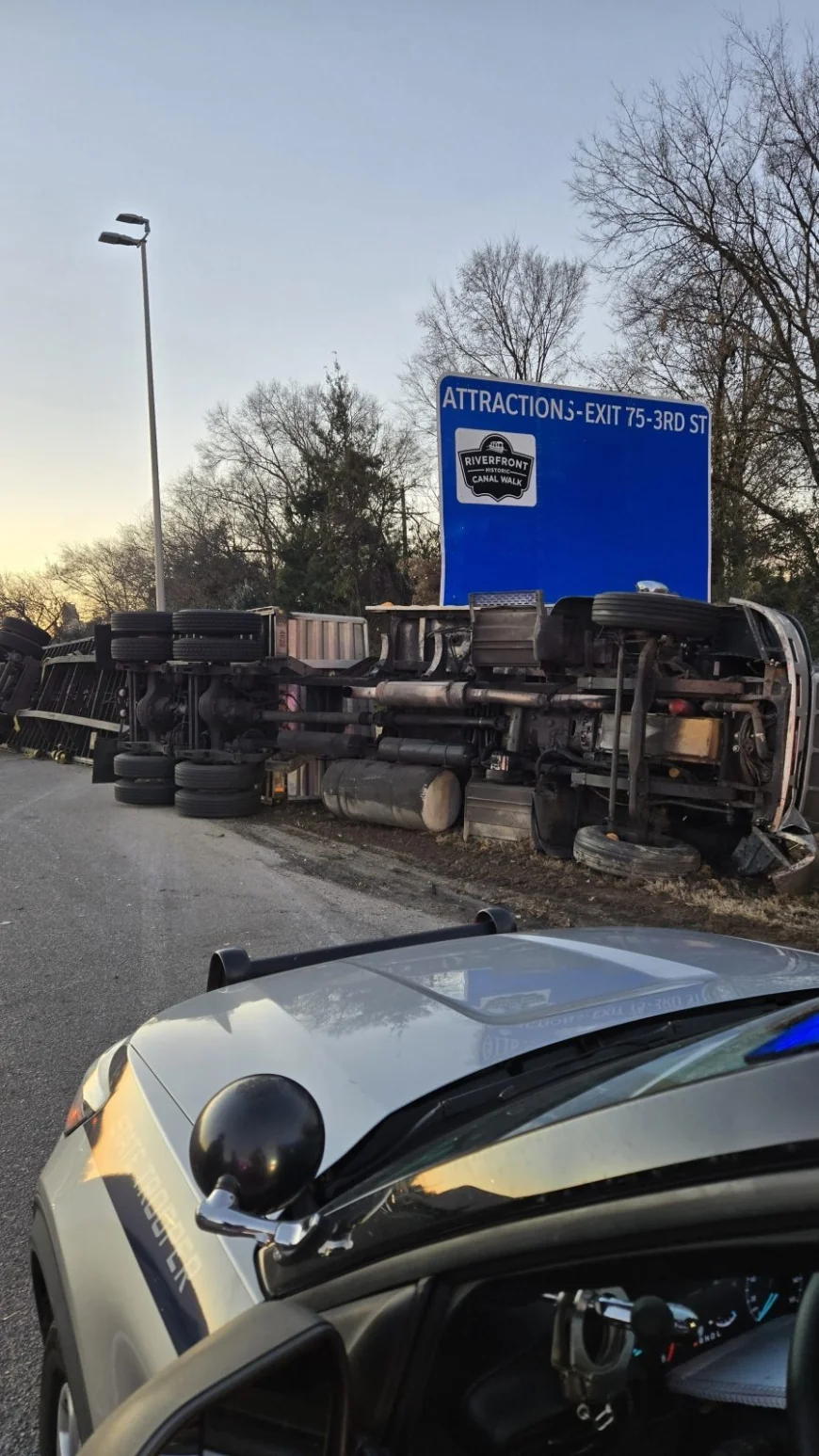 Tractor-trailer crash spills metal beams across I-95 South in Richmond